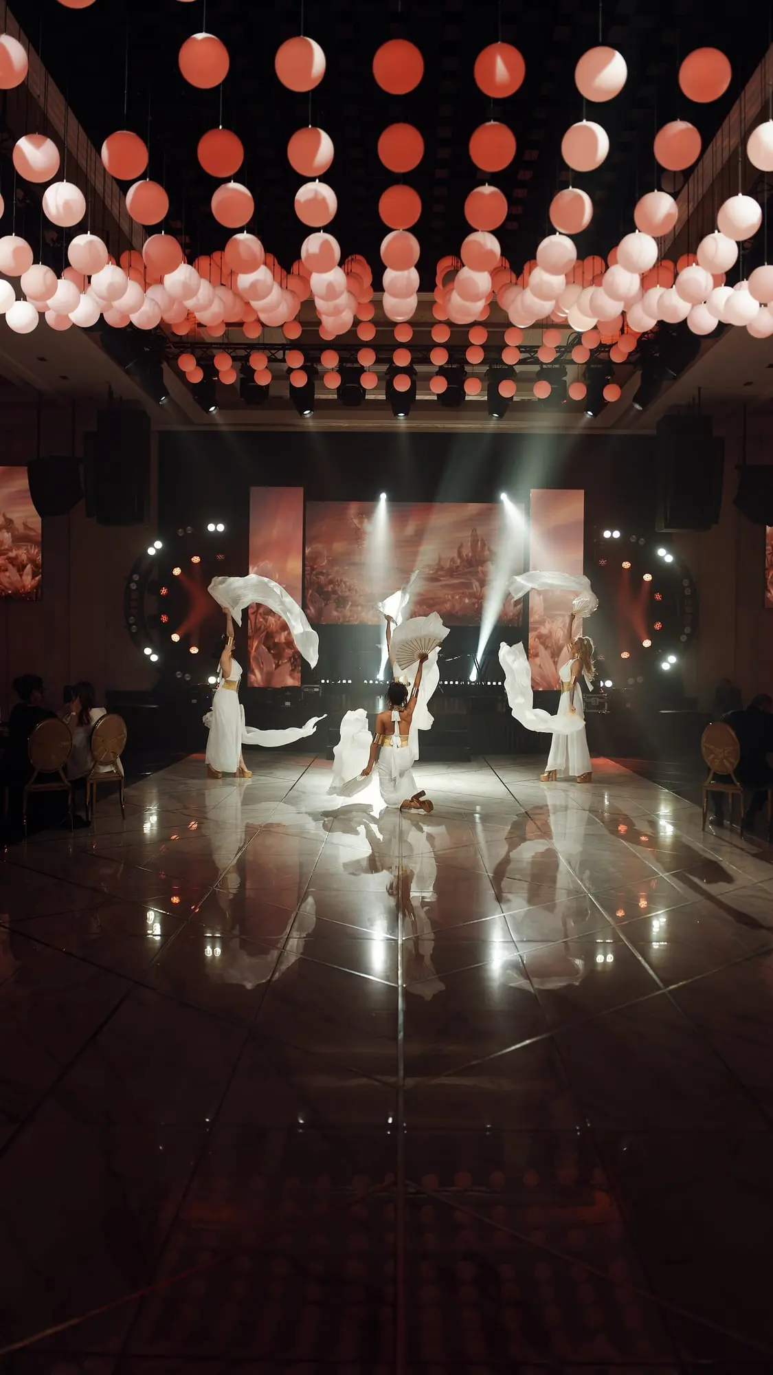 Выступление Plastic Show с веерами на большой сцене