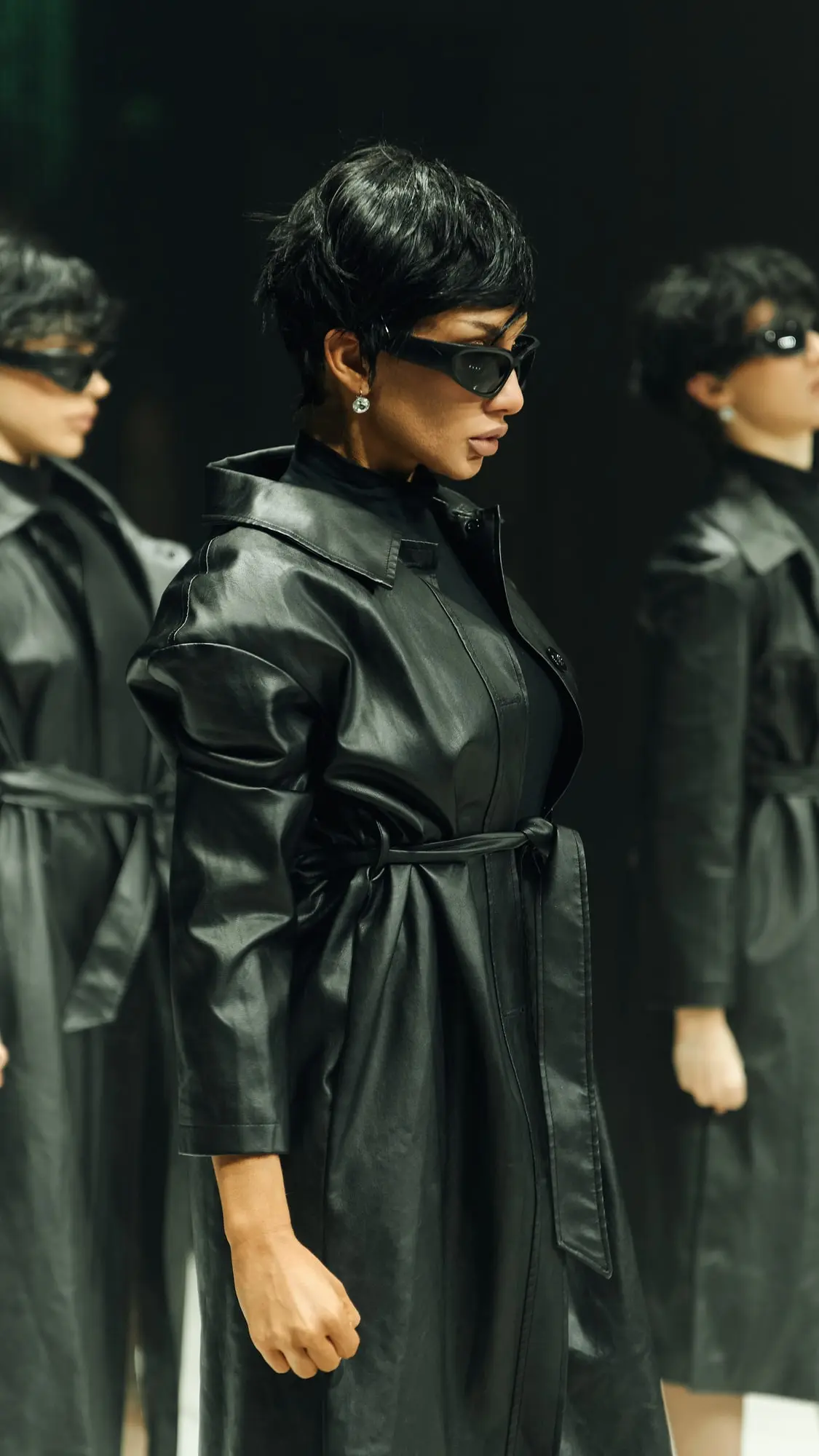 Артистка Plastic Show в кожаном тренче — номер MATRIX
